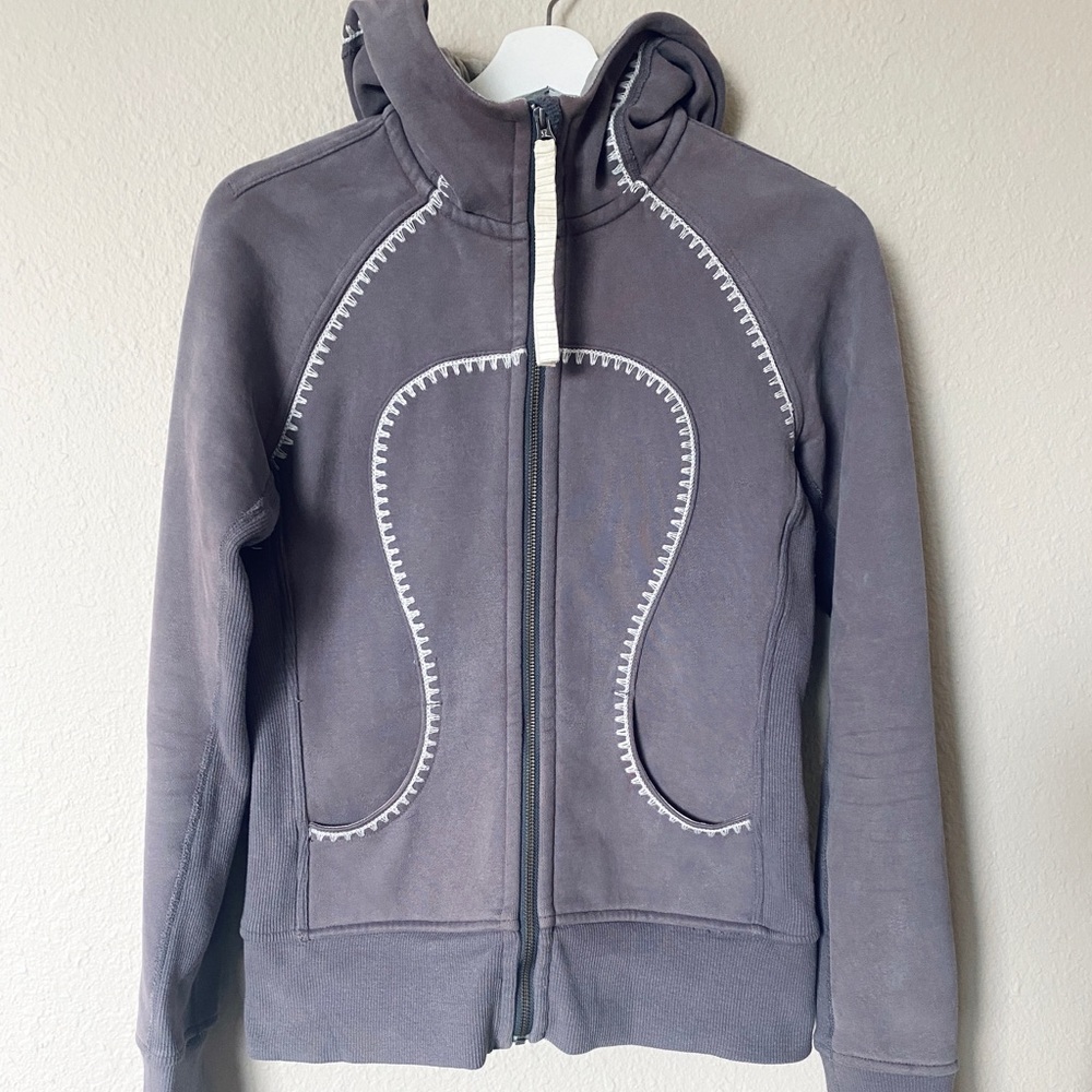 Lululemon Scuba Hoodie / Travel Pillow
Magnum / Ghost Snowy Owl Print Size 6